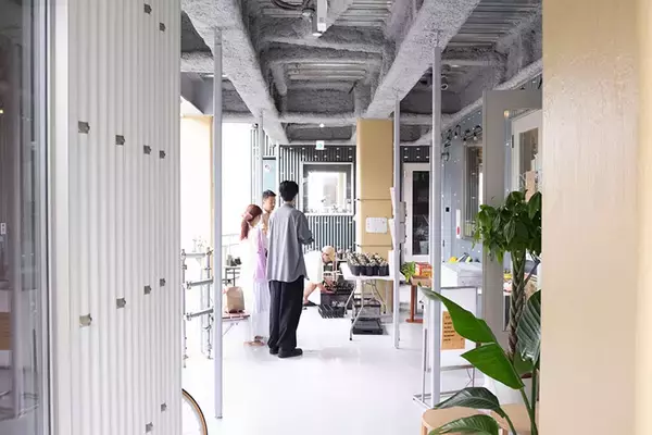 「”目先の利益よりまちの未来”代々続く地主の若き建築家が仕掛ける、個人店など集まる食の拠点 「新横浜食料品センター」。ご近所づきあいの新しい距離感生む賃貸「森庭山荘」も」の画像