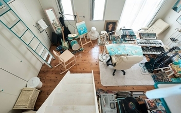 歴代住人がDIYで”住み継ぐ”アート賃貸。秘密基地みたいな美大生の部屋＆医師兼アーティストが深夜に籠る「半地下アトリエ」　町田市「アップル＆サムシングエルス」