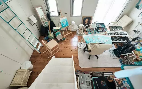 歴代住人がDIYで”住み継ぐ”アート賃貸。秘密基地みたいな美大生の部屋＆医師兼アーティストが深夜に籠る「半地下アトリエ」　町田市「アップル＆サムシングエルス」