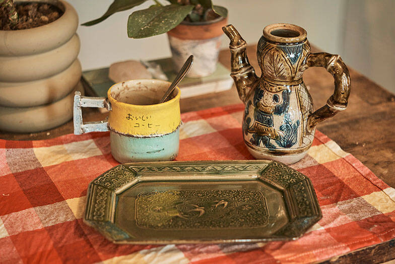 歴代住人がDIYで”住み継ぐ”アート賃貸。秘密基地みたいな美大生の部屋＆医師兼アーティストが深夜に籠る「半地下アトリエ」　町田市「アップル＆サムシングエルス」