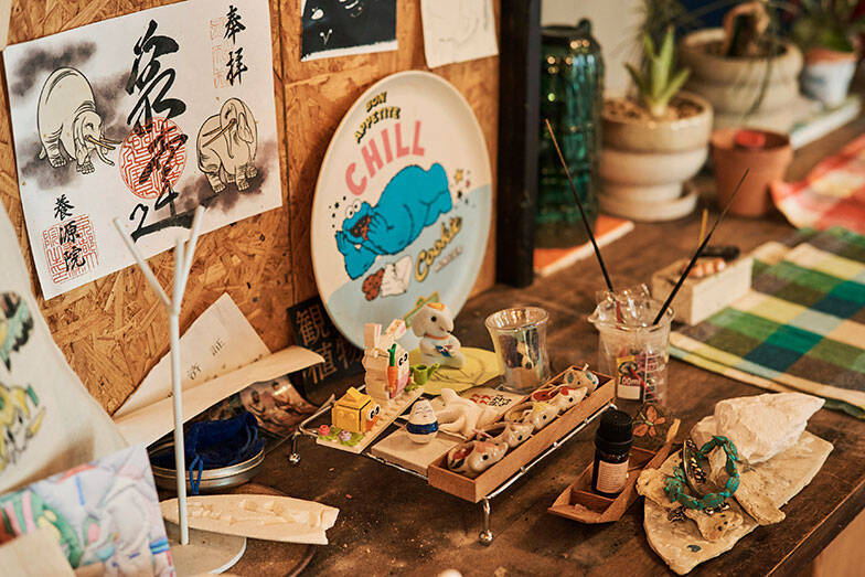 歴代住人がDIYで”住み継ぐ”アート賃貸。秘密基地みたいな美大生の部屋＆医師兼アーティストが深夜に籠る「半地下アトリエ」　町田市「アップル＆サムシングエルス」