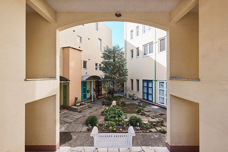 歴代住人がDIYで”住み継ぐ”アート賃貸。秘密基地みたいな美大生の部屋＆医師兼アーティストが深夜に籠る「半地下アトリエ」　町田市「アップル＆サムシングエルス」