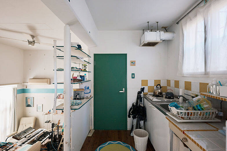 歴代住人がDIYで”住み継ぐ”アート賃貸。秘密基地みたいな美大生の部屋＆医師兼アーティストが深夜に籠る「半地下アトリエ」　町田市「アップル＆サムシングエルス」