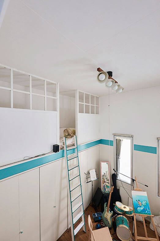 歴代住人がDIYで”住み継ぐ”アート賃貸。秘密基地みたいな美大生の部屋＆医師兼アーティストが深夜に籠る「半地下アトリエ」　町田市「アップル＆サムシングエルス」