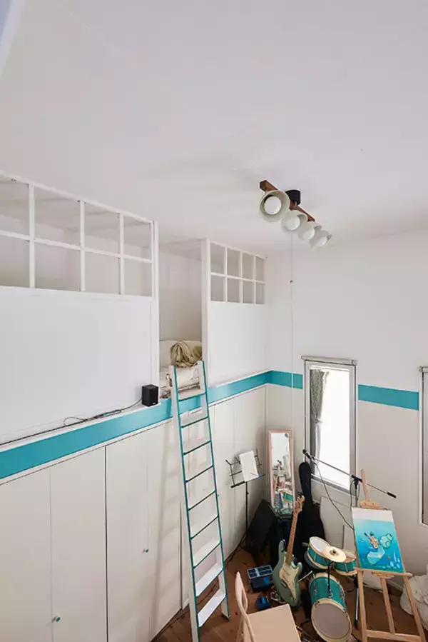 「歴代住人がDIYで”住み継ぐ”アート賃貸。秘密基地みたいな美大生の部屋＆医師兼アーティストが深夜に籠る「半地下アトリエ」　町田市「アップル＆サムシングエルス」」の画像