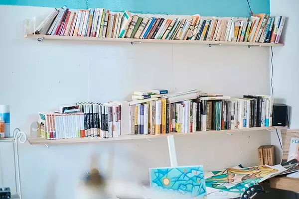 「歴代住人がDIYで”住み継ぐ”アート賃貸。秘密基地みたいな美大生の部屋＆医師兼アーティストが深夜に籠る「半地下アトリエ」　町田市「アップル＆サムシングエルス」」の画像