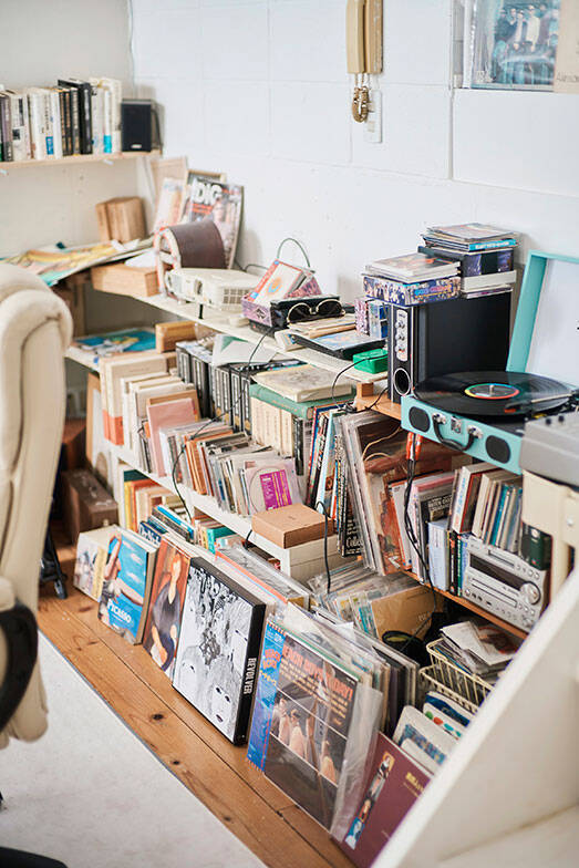 歴代住人がDIYで”住み継ぐ”アート賃貸。秘密基地みたいな美大生の部屋＆医師兼アーティストが深夜に籠る「半地下アトリエ」　町田市「アップル＆サムシングエルス」