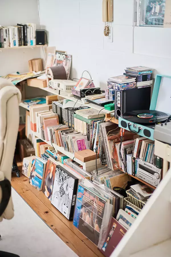 「歴代住人がDIYで”住み継ぐ”アート賃貸。秘密基地みたいな美大生の部屋＆医師兼アーティストが深夜に籠る「半地下アトリエ」　町田市「アップル＆サムシングエルス」」の画像