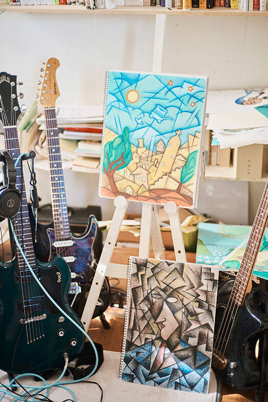 歴代住人がDIYで”住み継ぐ”アート賃貸。秘密基地みたいな美大生の部屋＆医師兼アーティストが深夜に籠る「半地下アトリエ」　町田市「アップル＆サムシングエルス」