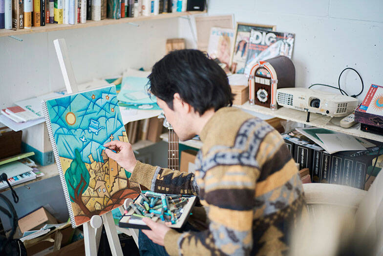 歴代住人がDIYで”住み継ぐ”アート賃貸。秘密基地みたいな美大生の部屋＆医師兼アーティストが深夜に籠る「半地下アトリエ」　町田市「アップル＆サムシングエルス」