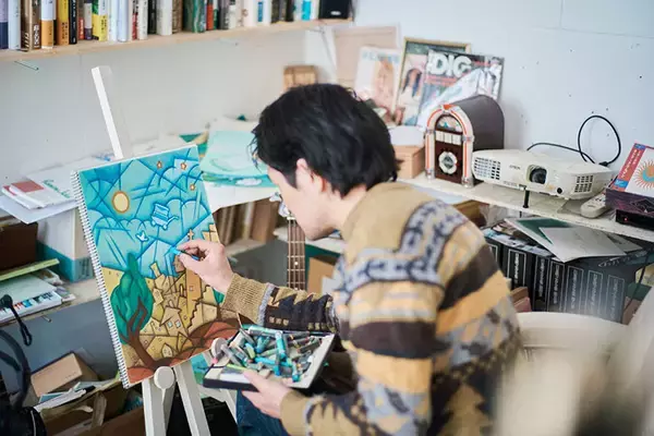 「歴代住人がDIYで”住み継ぐ”アート賃貸。秘密基地みたいな美大生の部屋＆医師兼アーティストが深夜に籠る「半地下アトリエ」　町田市「アップル＆サムシングエルス」」の画像