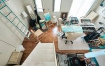 歴代住人がDIYで”住み継ぐ”アート賃貸。秘密基地みたいな美大生の部屋＆医師兼アーティストが深夜に籠る「半地下アトリエ」　町田市「アップル＆サムシングエルス」