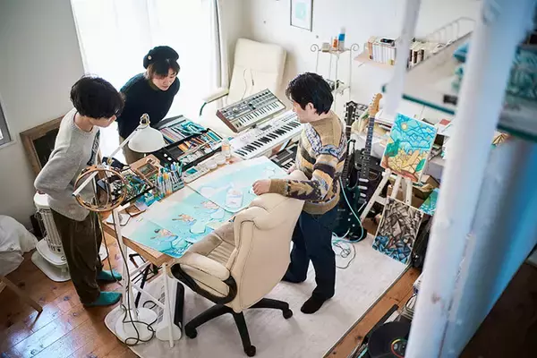 「歴代住人がDIYで”住み継ぐ”アート賃貸。秘密基地みたいな美大生の部屋＆医師兼アーティストが深夜に籠る「半地下アトリエ」　町田市「アップル＆サムシングエルス」」の画像