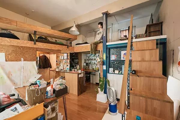「歴代住人がDIYで”住み継ぐ”アート賃貸。秘密基地みたいな美大生の部屋＆医師兼アーティストが深夜に籠る「半地下アトリエ」　町田市「アップル＆サムシングエルス」」の画像