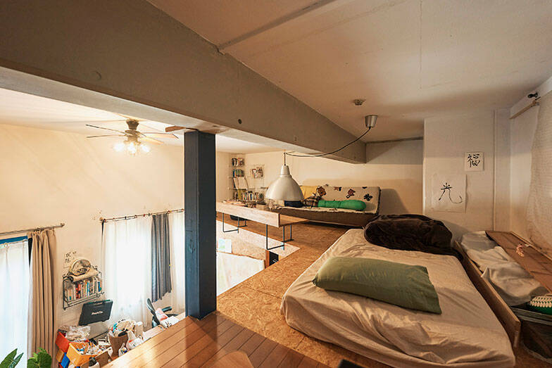 歴代住人がDIYで”住み継ぐ”アート賃貸。秘密基地みたいな美大生の部屋＆医師兼アーティストが深夜に籠る「半地下アトリエ」　町田市「アップル＆サムシングエルス」