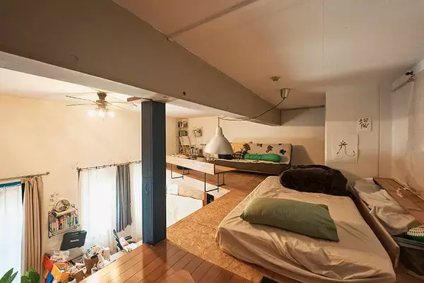 「歴代住人がDIYで”住み継ぐ”アート賃貸。秘密基地みたいな美大生の部屋＆医師兼アーティストが深夜に籠る「半地下アトリエ」　町田市「アップル＆サムシングエルス」」の画像