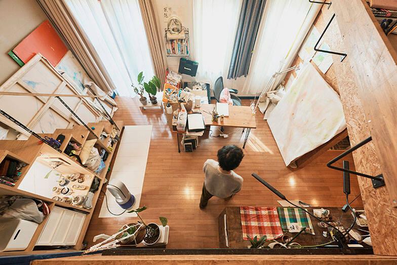 歴代住人がDIYで”住み継ぐ”アート賃貸。秘密基地みたいな美大生の部屋＆医師兼アーティストが深夜に籠る「半地下アトリエ」　町田市「アップル＆サムシングエルス」