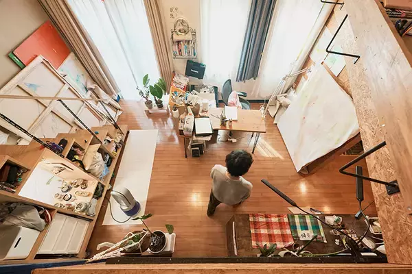 「歴代住人がDIYで”住み継ぐ”アート賃貸。秘密基地みたいな美大生の部屋＆医師兼アーティストが深夜に籠る「半地下アトリエ」　町田市「アップル＆サムシングエルス」」の画像