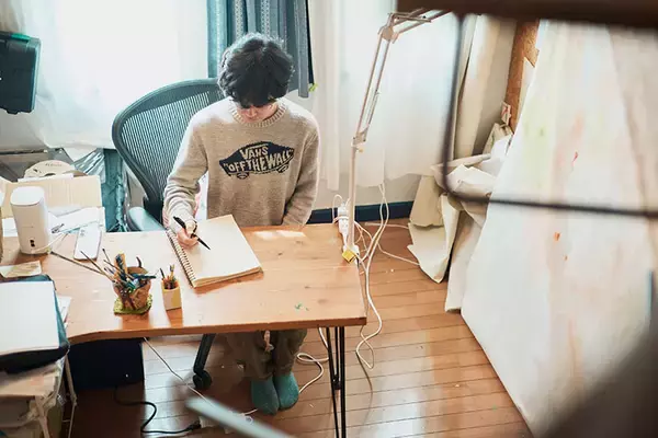 「歴代住人がDIYで”住み継ぐ”アート賃貸。秘密基地みたいな美大生の部屋＆医師兼アーティストが深夜に籠る「半地下アトリエ」　町田市「アップル＆サムシングエルス」」の画像