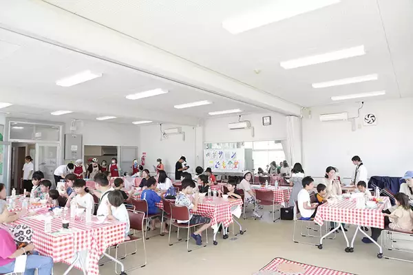 「【子育て世帯の夏休み問題】子どもの居場所・宿題をUR団地が解決！ 涼しい集会所を無料開放、大学生による学習サポートも　「DANCHIつながるーむ」」の画像