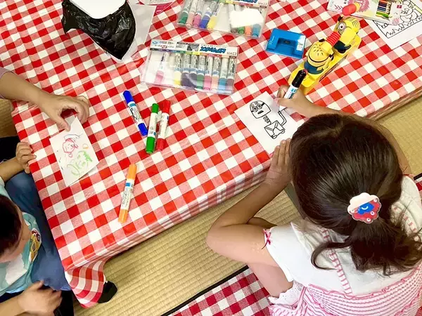 「【子育て世帯の夏休み問題】子どもの居場所・宿題をUR団地が解決！ 涼しい集会所を無料開放、大学生による学習サポートも　「DANCHIつながるーむ」」の画像