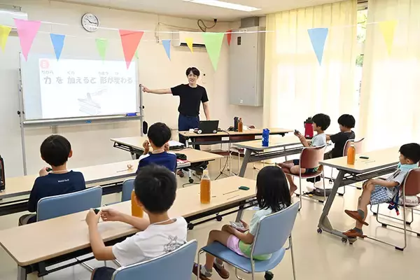 「【子育て世帯の夏休み問題】子どもの居場所・宿題をUR団地が解決！ 涼しい集会所を無料開放、大学生による学習サポートも　「DANCHIつながるーむ」」の画像