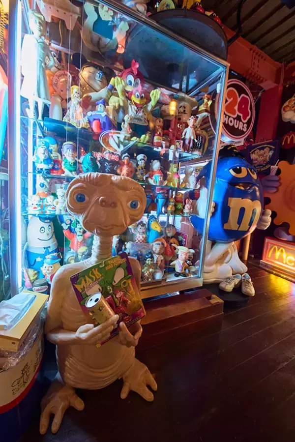 「総額2000万円のアメリカントイで足の踏み場は1畳に…。コレクター芸人の解決策、90平米の賃貸倉庫を「大人の秘密基地」に600万円でリノベ」の画像