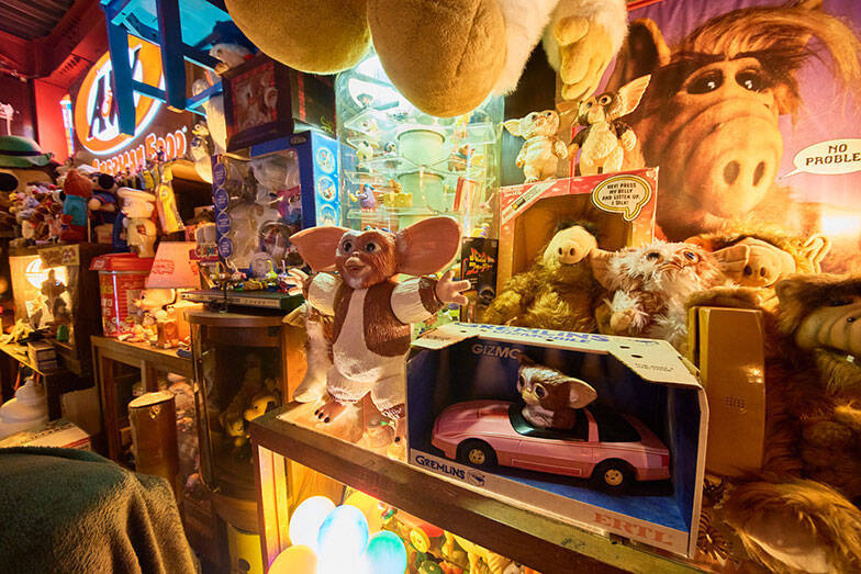 総額2000万円のアメリカントイで足の踏み場は1畳に…。コレクター芸人の解決策、90平米の賃貸倉庫を「大人の秘密基地」に600万円でリノベ