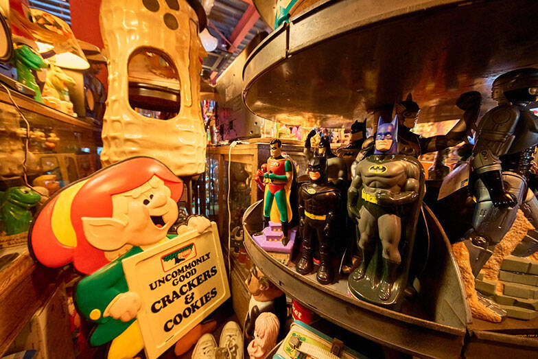 総額2000万円のアメリカントイで足の踏み場は1畳に…。コレクター芸人の解決策、90平米の賃貸倉庫を「大人の秘密基地」に600万円でリノベ