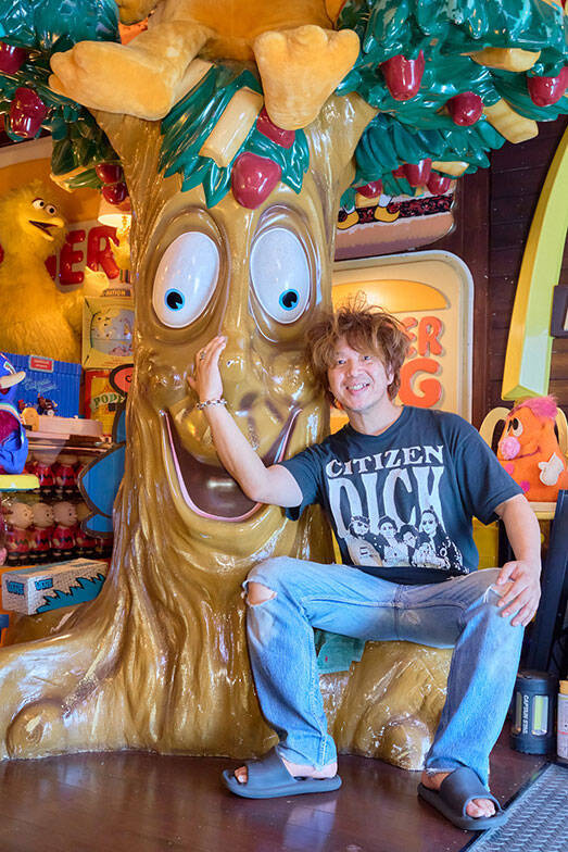 総額2000万円のアメリカントイで足の踏み場は1畳に…。コレクター芸人の解決策、90平米の賃貸倉庫を「大人の秘密基地」に600万円でリノベ