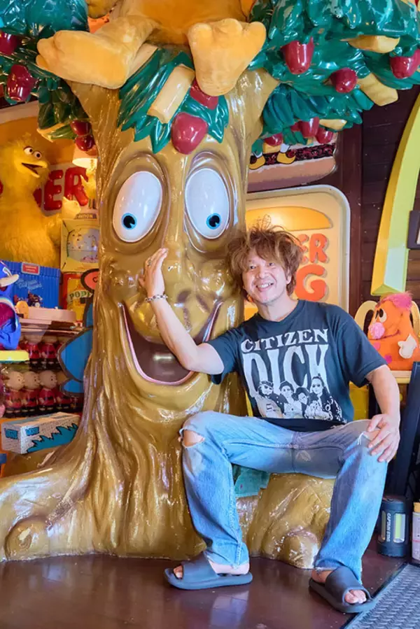 「総額2000万円のアメリカントイで足の踏み場は1畳に…。コレクター芸人の解決策、90平米の賃貸倉庫を「大人の秘密基地」に600万円でリノベ」の画像