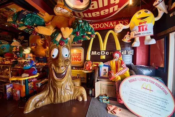 「総額2000万円のアメリカントイで足の踏み場は1畳に…。コレクター芸人の解決策、90平米の賃貸倉庫を「大人の秘密基地」に600万円でリノベ」の画像