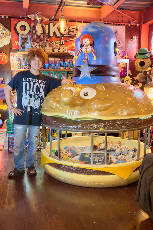 総額2000万円のアメリカントイで足の踏み場は1畳に…。コレクター芸人の解決策、90平米の賃貸倉庫を「大人の秘密基地」に600万円でリノベ