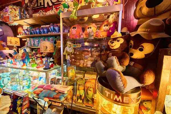 「総額2000万円のアメリカントイで足の踏み場は1畳に…。コレクター芸人の解決策、90平米の賃貸倉庫を「大人の秘密基地」に600万円でリノベ」の画像