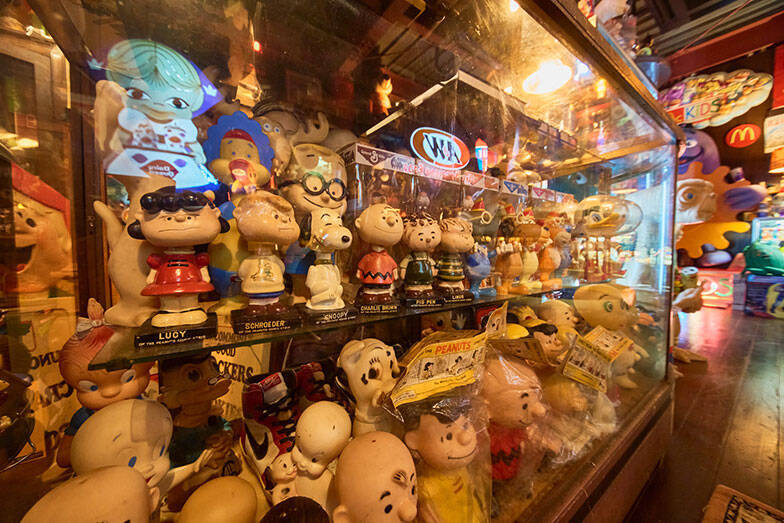 総額2000万円のアメリカントイで足の踏み場は1畳に…。コレクター芸人の解決策、90平米の賃貸倉庫を「大人の秘密基地」に600万円でリノベ