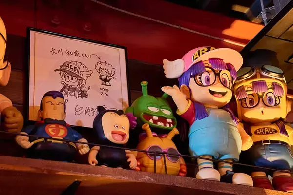 「総額2000万円のアメリカントイで足の踏み場は1畳に…。コレクター芸人の解決策、90平米の賃貸倉庫を「大人の秘密基地」に600万円でリノベ」の画像