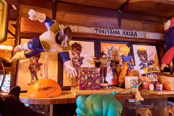 「総額2000万円のアメリカントイで足の踏み場は1畳に…。コレクター芸人の解決策、90平米の賃貸倉庫を「大人の秘密基地」に600万円でリノベ」の画像