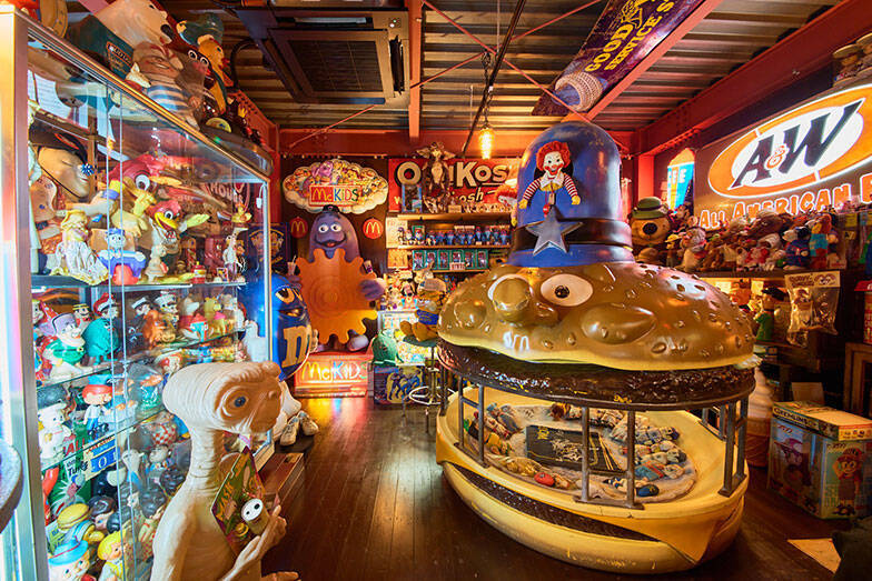 総額2000万円のアメリカントイで足の踏み場は1畳に…。コレクター芸人の解決策、90平米の賃貸倉庫を「大人の秘密基地」に600万円でリノベ