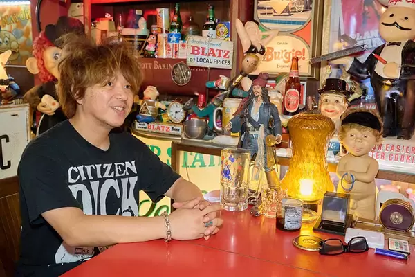 「総額2000万円のアメリカントイで足の踏み場は1畳に…。コレクター芸人の解決策、90平米の賃貸倉庫を「大人の秘密基地」に600万円でリノベ」の画像