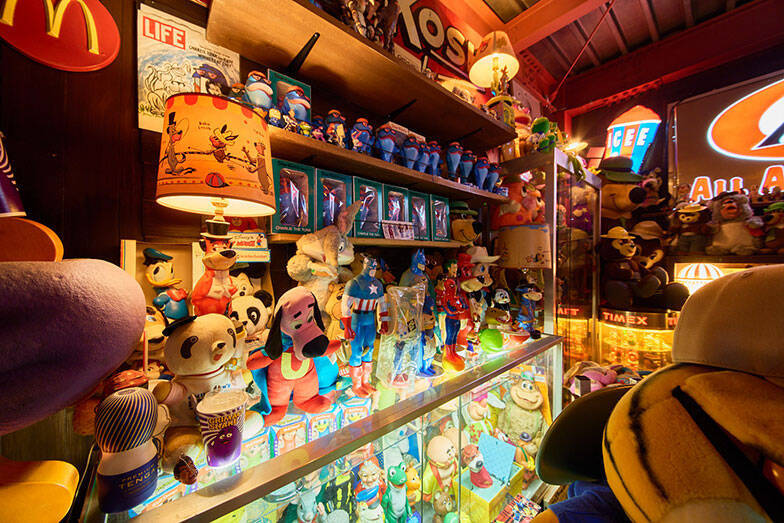 総額2000万円のアメリカントイで足の踏み場は1畳に…。コレクター芸人の解決策、90平米の賃貸倉庫を「大人の秘密基地」に600万円でリノベ