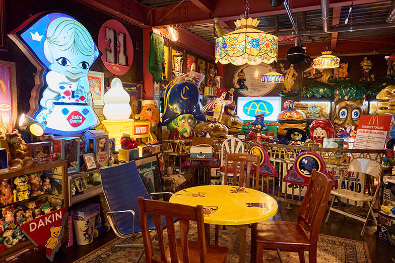 総額2000万円のアメリカントイで足の踏み場は1畳に…。コレクター芸人の解決策、90平米の賃貸倉庫を「大人の秘密基地」に600万円でリノベ