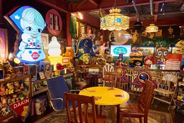 「総額2000万円のアメリカントイで足の踏み場は1畳に…。コレクター芸人の解決策、90平米の賃貸倉庫を「大人の秘密基地」に600万円でリノベ」の画像