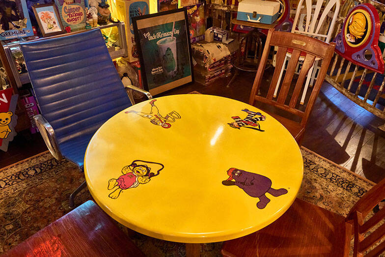 総額2000万円のアメリカントイで足の踏み場は1畳に…。コレクター芸人の解決策、90平米の賃貸倉庫を「大人の秘密基地」に600万円でリノベ