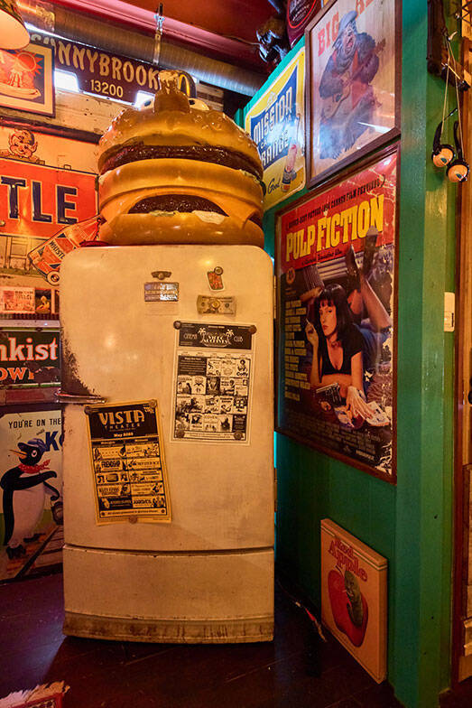 総額2000万円のアメリカントイで足の踏み場は1畳に…。コレクター芸人の解決策、90平米の賃貸倉庫を「大人の秘密基地」に600万円でリノベ