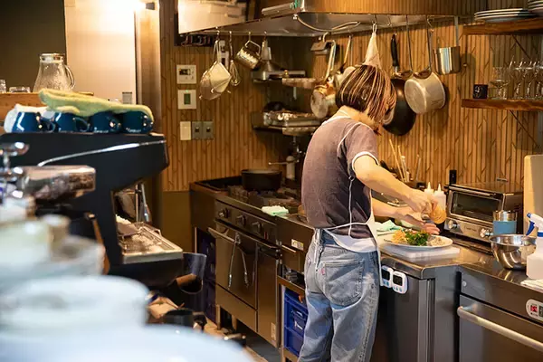 「相続した都内の屋敷林、マンションにせず”村”にした13代目地主。お店やアトリエを持てる賃貸で守りたかった風景と人付き合いとは　東京・練馬区「種音」」の画像