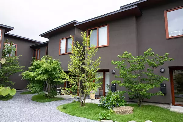 「相続した都内の屋敷林、マンションにせず”村”にした13代目地主。お店やアトリエを持てる賃貸で守りたかった風景と人付き合いとは　東京・練馬区「種音」」の画像