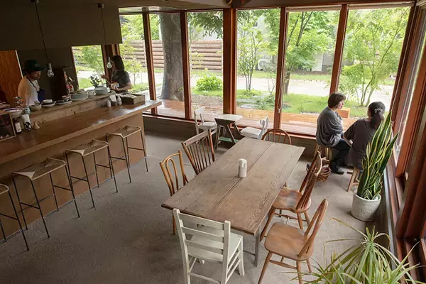 「相続した都内の屋敷林、マンションにせず”村”にした13代目地主。お店やアトリエを持てる賃貸で守りたかった風景と人付き合いとは　東京・練馬区「種音」」の画像