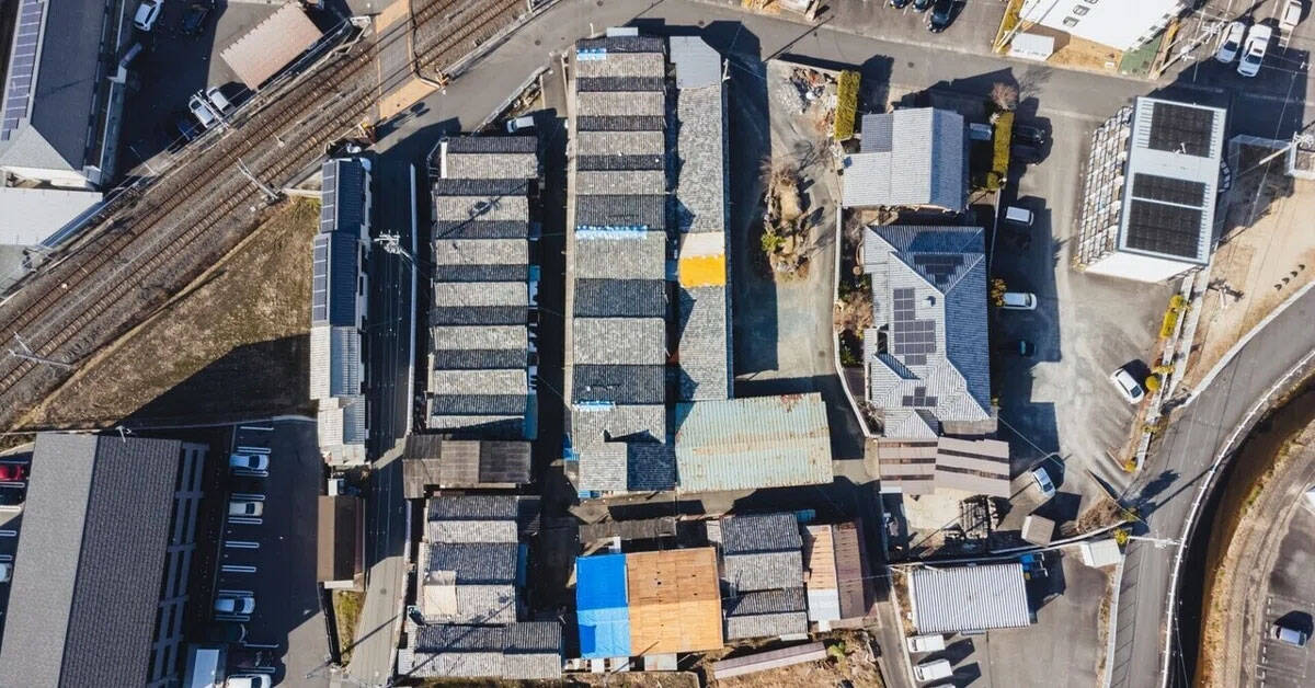 ”京都いちファンキーな不動産屋”、昭和の長屋集落で「むらづくり」。13軒の空き家再生がユニークすぎる　「A HAMLET」亀岡