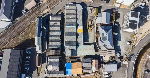 「”京都いちファンキーな不動産屋”、昭和の長屋集落で「むらづくり」。13軒の空き家再生がユニークすぎる　「A HAMLET」亀岡」の画像