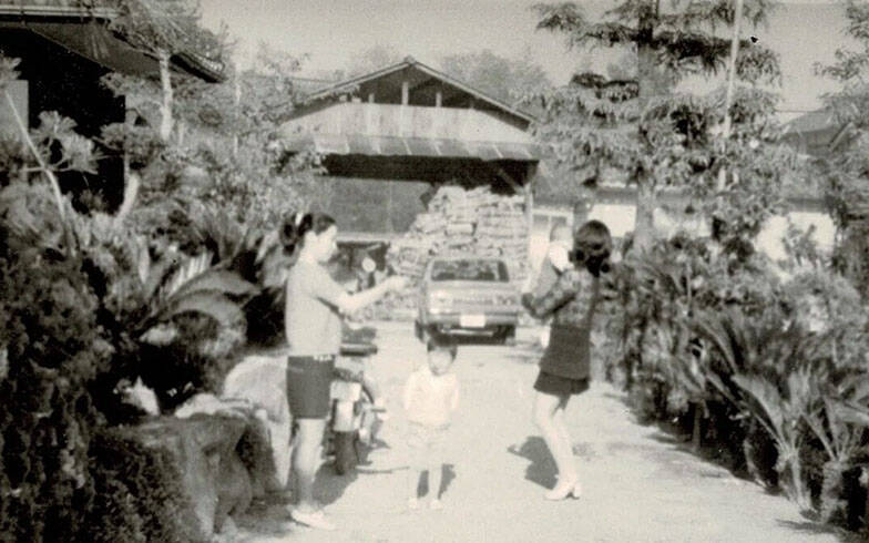 ”京都いちファンキーな不動産屋”、昭和の長屋集落で「むらづくり」。13軒の空き家再生がユニークすぎる　「A HAMLET」亀岡